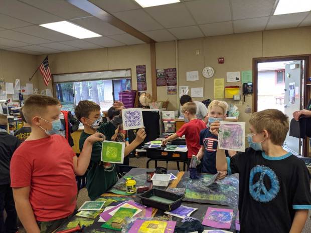 A print-making class at Pine Ridge Elementary. (Butte County Office of Education)